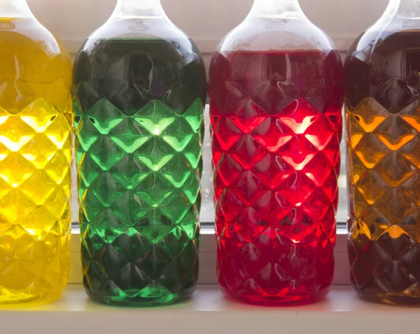 Солнечные лучи через цветные пластиковые бутылки . — стоковое фото
