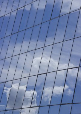 binanın cam pencerelerinde bulutlar ile gökyüzünün yansıması