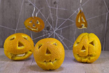 Örümcek ağları ile ahşap bir arka plan üzerinde portakal Cadılar Bayramı için Jack fener.