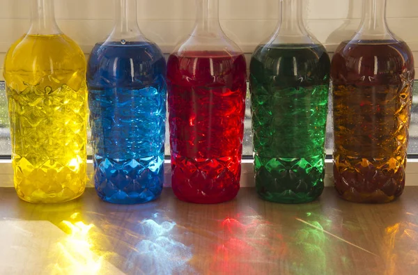 Renkli plastik şişelerden güneş ışınları. — Stok fotoğraf