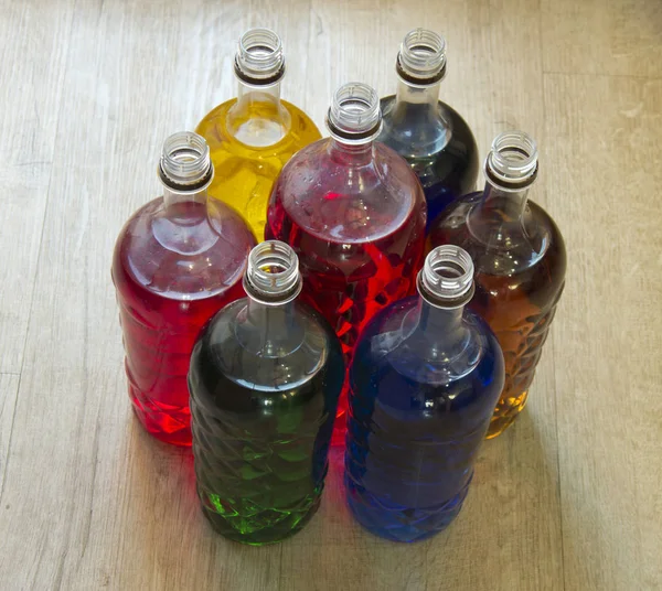 Πλαστικά μπουκάλια γεμάτα με υγρό διαφορετικών χρωμάτων. — Φωτογραφία Αρχείου