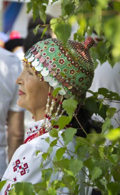 Rusya, Krasnoyarsk, Haziran 2019: Rusya gününde ulusal kostümlü insanlar