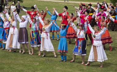 Rusya, Krasnoyarsk, Haziran 2019: Rusya gününde ulusal kostümlü insanlar