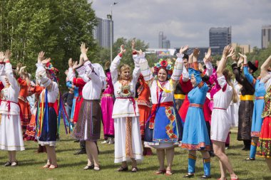 Rusya, Krasnoyarsk, Haziran 2019: Rusya gününde ulusal kostümlü insanlar