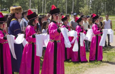 Rusya, Krasnoyarsk, Haziran 2019: Rusya gününde ulusal kostümlü insanlar