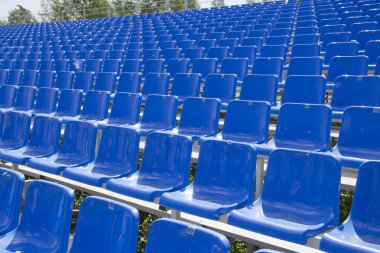 açık hava arenasında boş seyirci koltukları