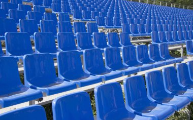 açık hava arenasında boş seyirci koltukları