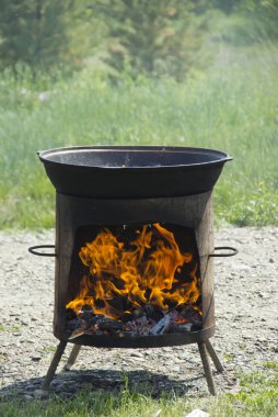 temiz havada bir kazanda lezzetli pilav pişirme