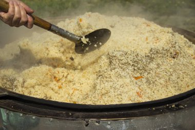 temiz havada bir kazanda lezzetli pilav pişirme