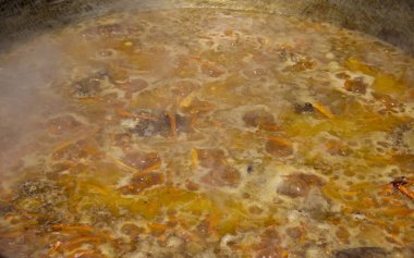 temiz havada bir kazanda lezzetli pilav pişirme