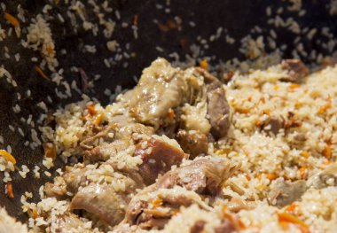 temiz havada bir kazanda lezzetli pilav pişirme