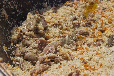 temiz havada bir kazanda lezzetli pilav pişirme