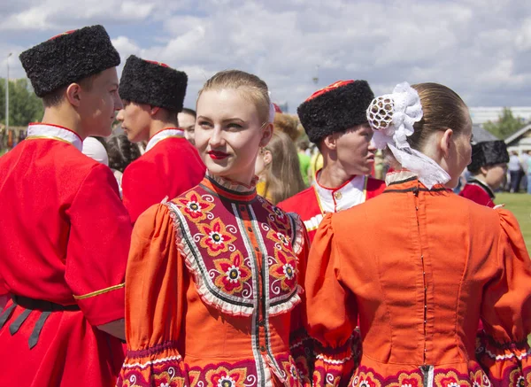 Rusia, Krasnoyarsk, junio 2019: la gente en trajes nacionales en el día de Rusia —  Fotos de Stock