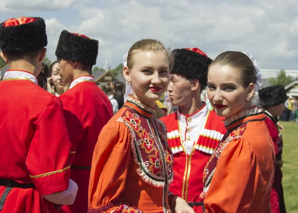 Rusia, Krasnoyarsk, junio 2019: la gente en trajes nacionales en el día de Rusia — Foto de Stock