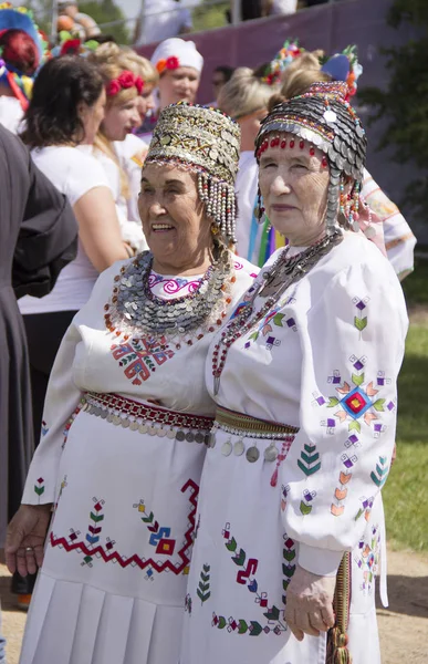 ロシア、クラスノヤルスク、2019年6月:ロシアの日に国民衣装を着た人々 — ストック写真