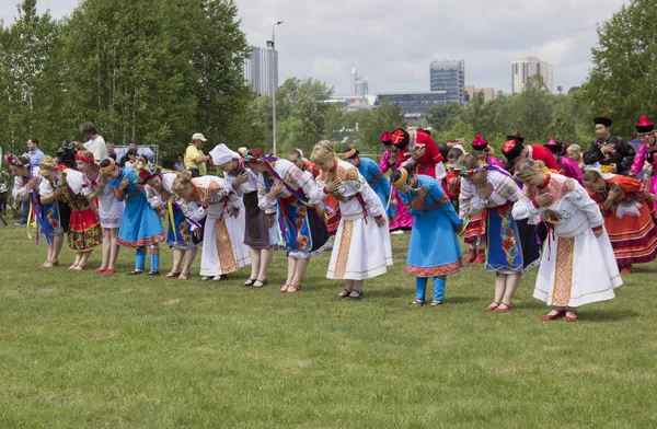 Rosja, Krasnojarsk, czerwiec 2019: ludzie w strojach narodowych w dniu Rosji — Zdjęcie stockowe