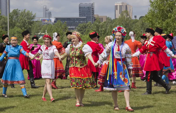 Rusia, Krasnoyarsk, junio 2019: la gente en trajes nacionales en el día de Rusia — Foto de Stock