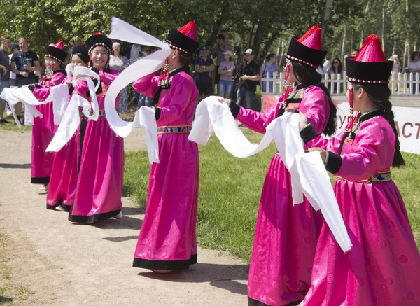 Rússia, Krasnoyarsk, junho de 2019: pessoas em trajes nacionais no dia da Rússia — Fotografia de Stock