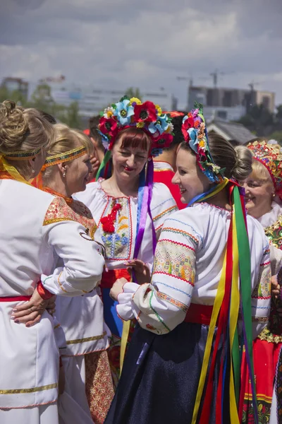 ロシア、クラスノヤルスク、2019年6月:ロシアの日に国民衣装を着た人々 — ストック写真