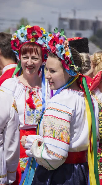 Rússia, Krasnoyarsk, junho de 2019: pessoas em trajes nacionais no dia da Rússia — Fotografia de Stock