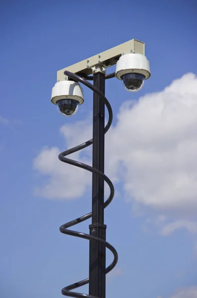 2台のドーム監視カメラ — ストック写真