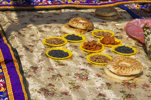 Tablecloth covered with Oriental sweets, nuts and lavash — Stock Photo, Image