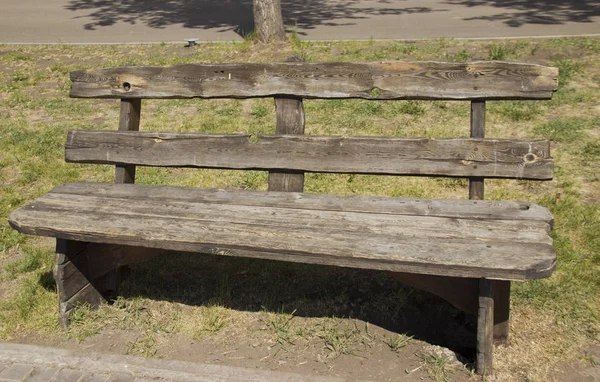 Viejo banco de madera en la ciudad Parque — Foto de Stock