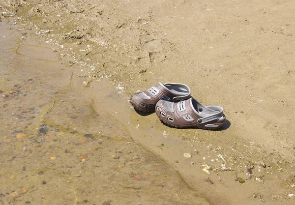 被遗忘的海边海滩拖鞋 — 图库照片