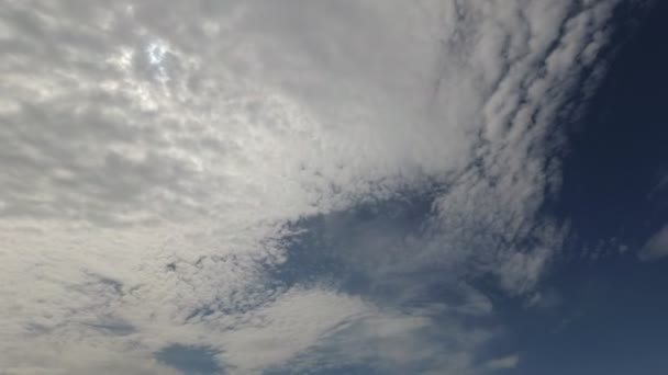 Zon Schijnt Door Passerende Wolken — Stockvideo