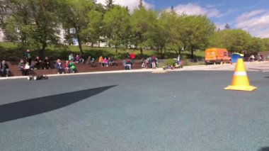 Rusya, Krasnoyarsk, Haziran 2019: İnsanlar radyoda oyuncak araba çalıştırın.