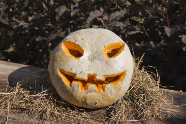 Jack O Fener saman bir yatakta oturan oyma yüzü ile