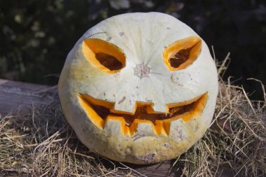 Jack O Fener saman bir yatakta oturan oyma yüzü ile