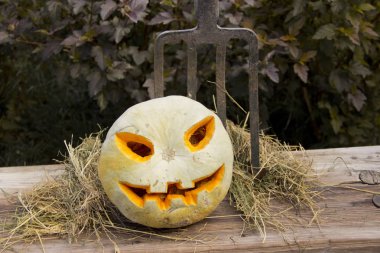 Bir yaba üzerinde Halloween kabak jack fener