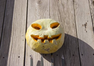 Bir yaba üzerinde Halloween kabak jack fener