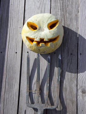 Bir yaba üzerinde Halloween kabak jack fener