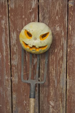 Bir yaba üzerinde Halloween kabak jack fener