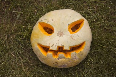 Jack O Fener saman bir yatakta oturan oyma yüzü ile