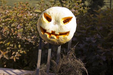 Bir yaba üzerinde Halloween kabak jack fener