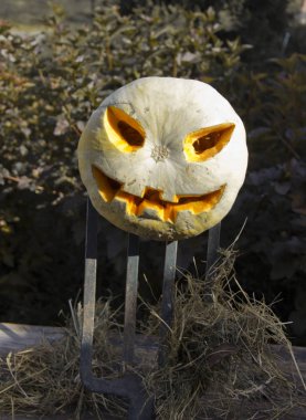 Bir yaba üzerinde Halloween kabak jack fener