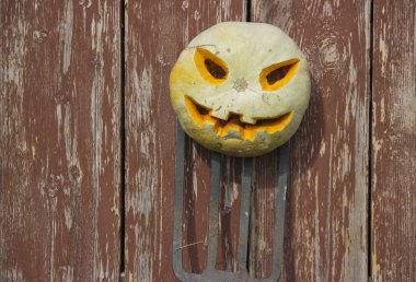 Bir yaba üzerinde Halloween kabak jack fener