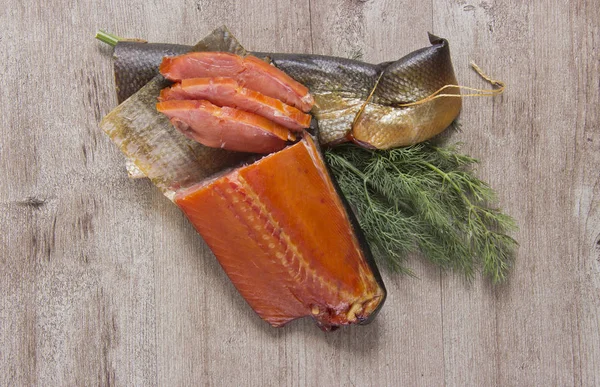 Läcker rökt fisk på trä bakgrund — Stockfoto