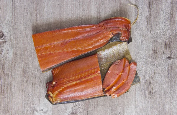 Köstlicher Räucherfisch auf Holzgrund — Stockfoto