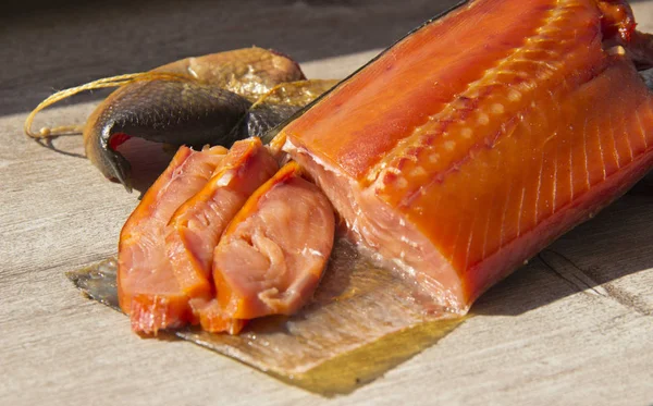 Delizioso pesce affumicato su sfondo di legno — Foto Stock