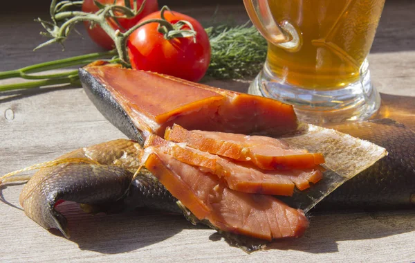 Peixe defumado e tomate em fundo de madeira — Fotografia de Stock