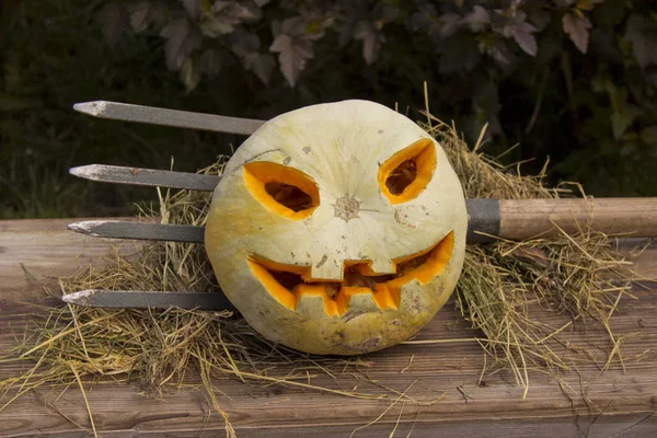 Bir yaba üzerinde Halloween kabak jack fener