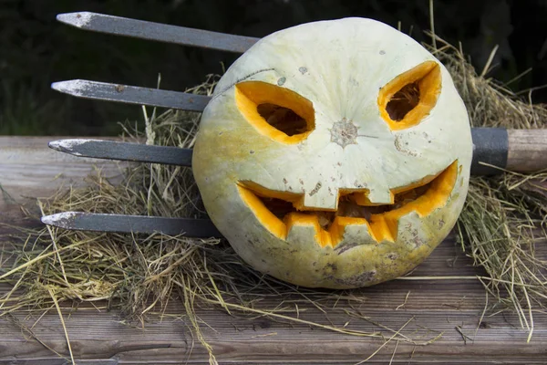 Bir yaba üzerinde Halloween kabak jack fener