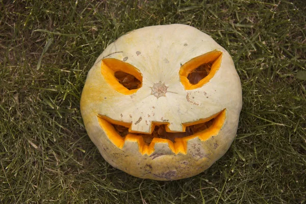 Jack O Fener saman bir yatakta oturan oyma yüzü ile