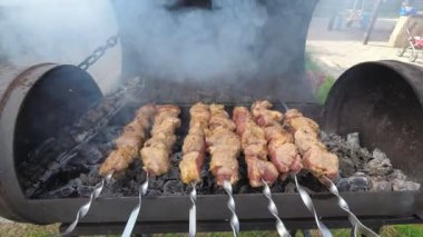Açık bir barbekü ızgara ızgara kebab