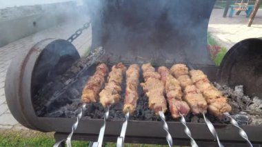 Açık bir barbekü ızgara ızgara kebab