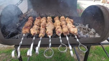 Açık bir barbekü ızgara ızgara kebab